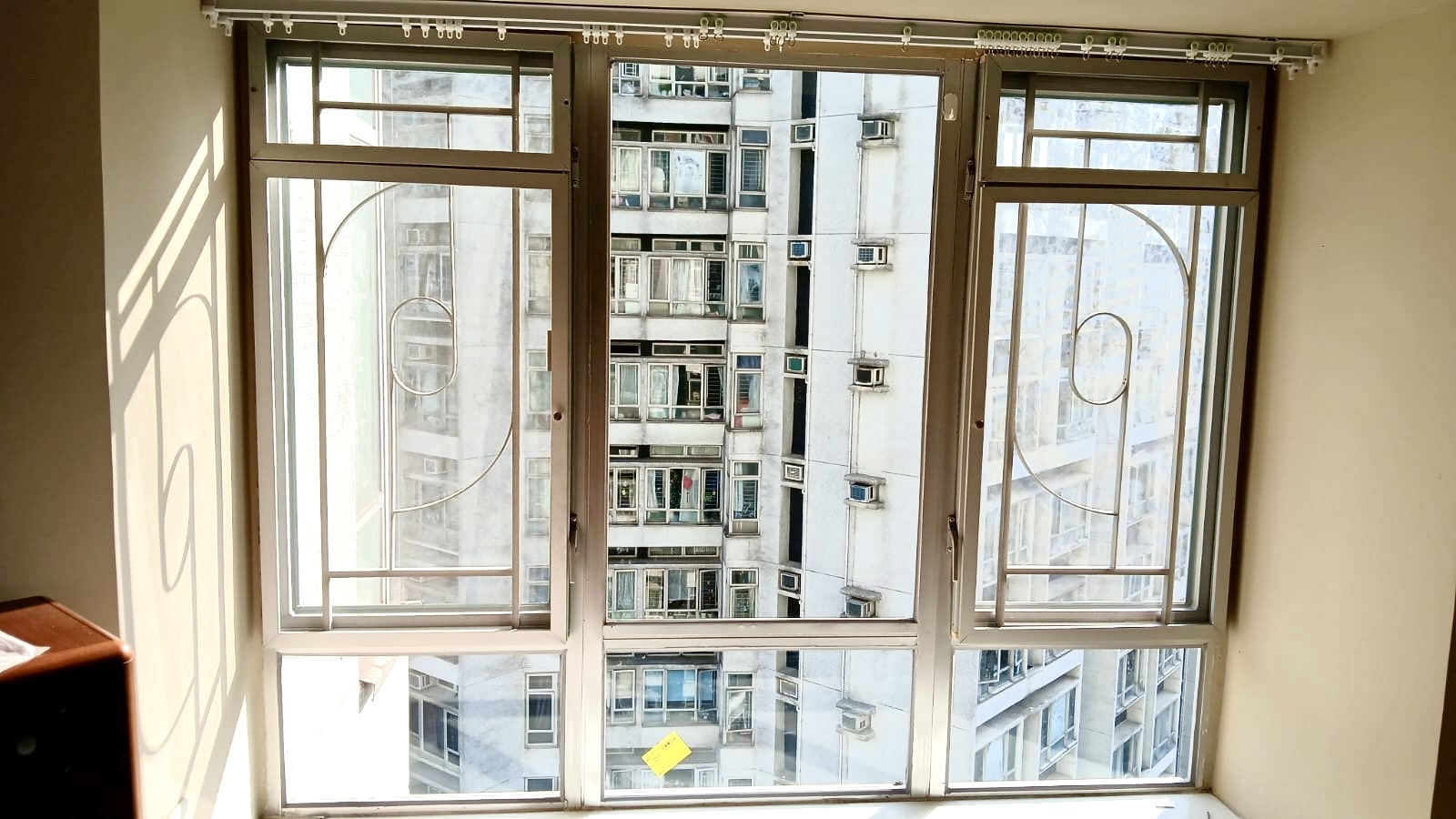 麗港城28座。中空玻璃換單層玻璃