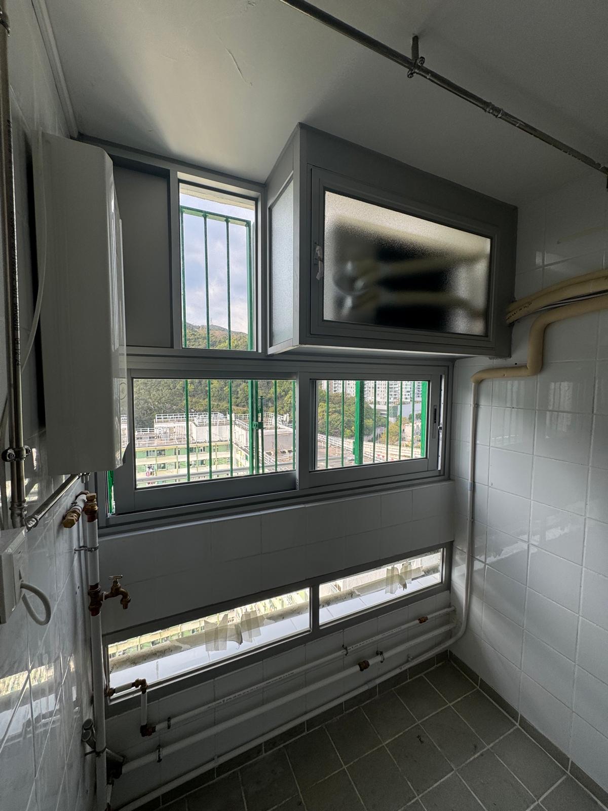 彩虹邨。銀色50料鋁窗+冷氣回風箱