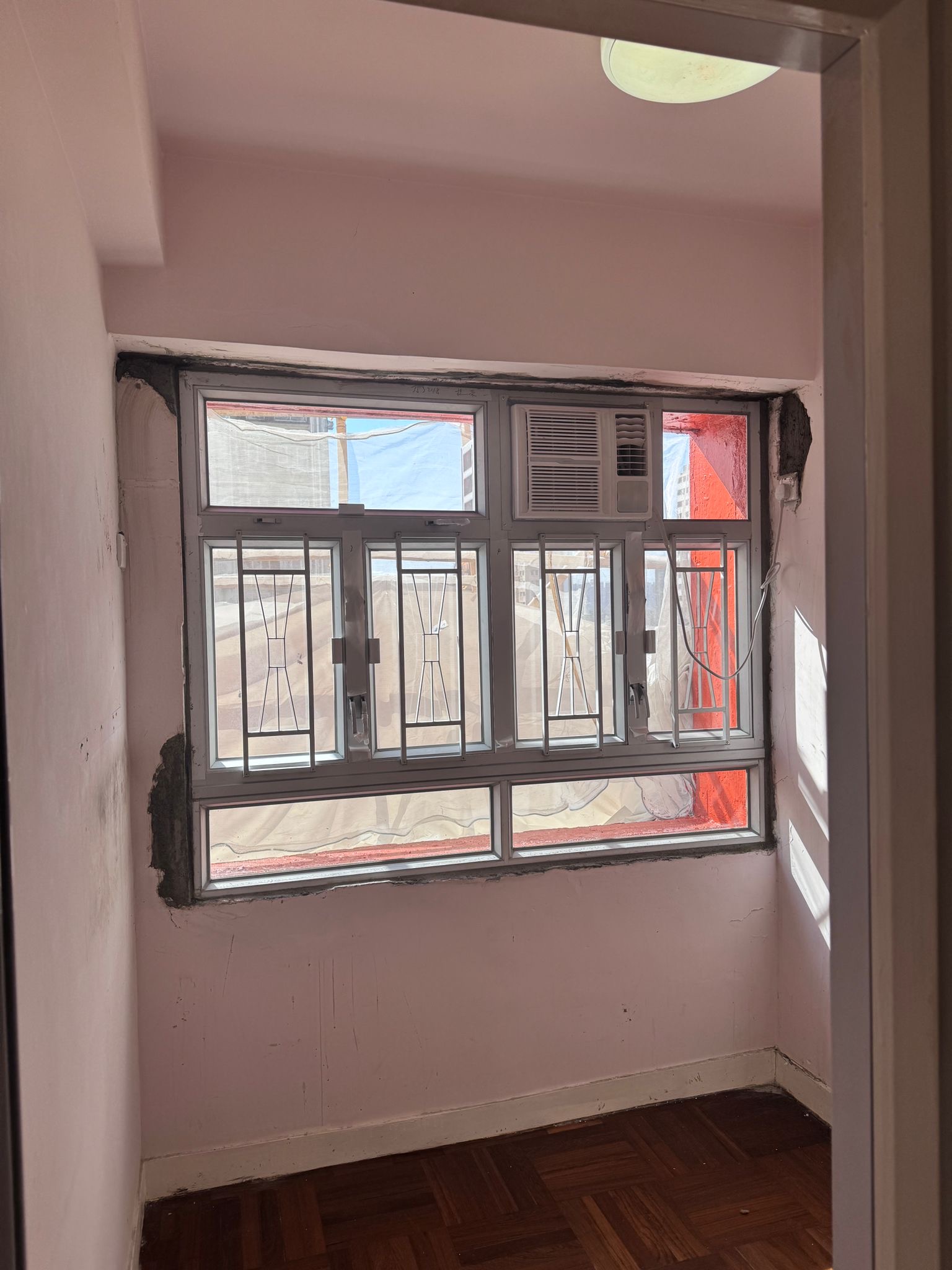 好發洋樓。裝回原位鋁窗