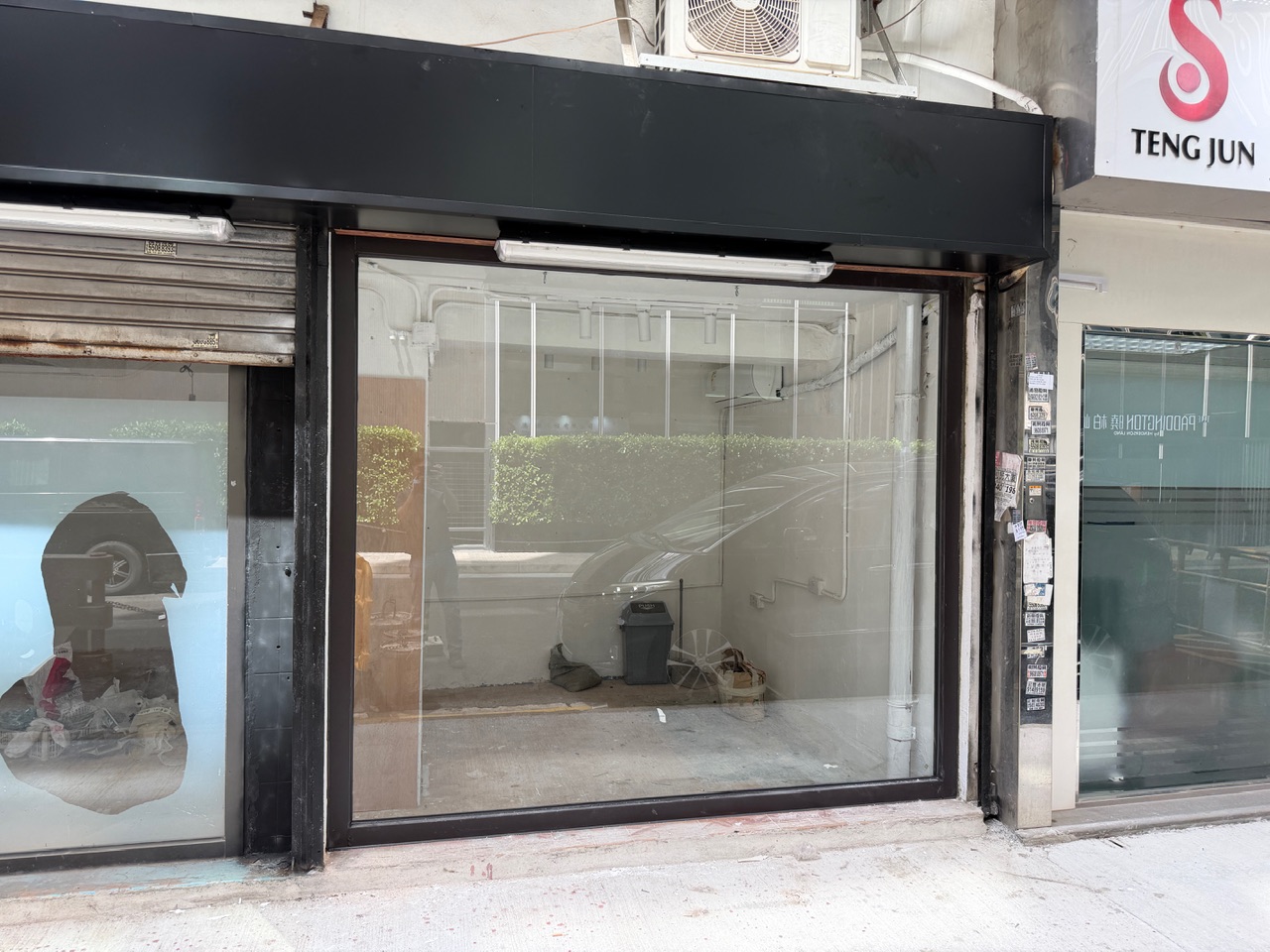 深水埗西洋菜北街。2.6米x 2.2米大玻璃